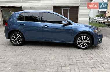 Хэтчбек Volkswagen Golf 2017 в Киеве