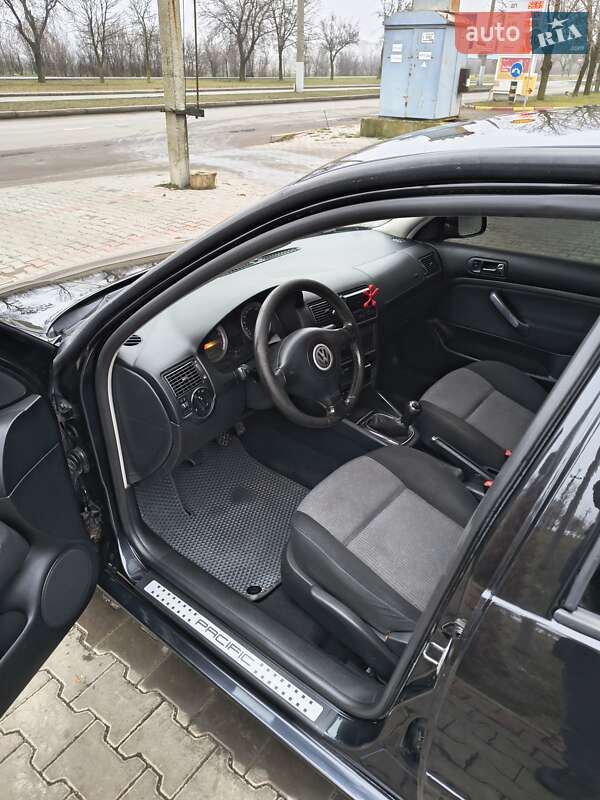 Хэтчбек Volkswagen Golf 2003 в Южном