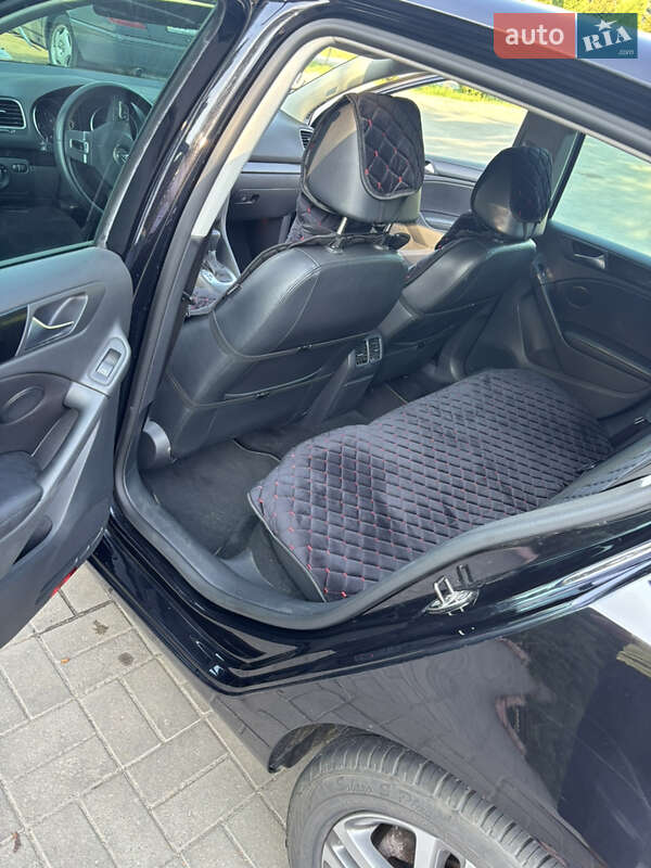 Хэтчбек Volkswagen Golf 2010 в Дубно