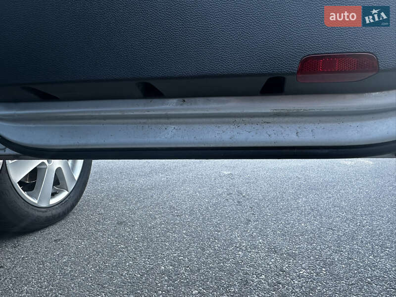 Хетчбек Volkswagen Golf 2006 в Дніпрі