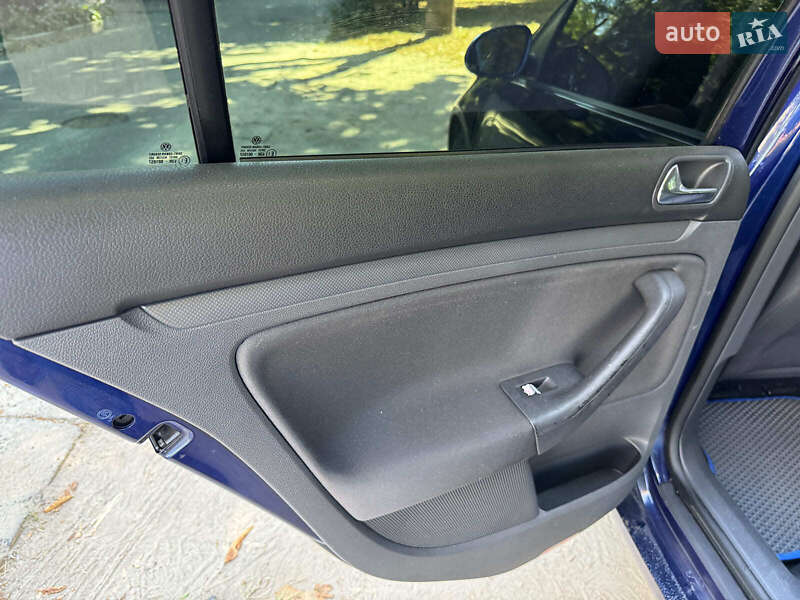 Хетчбек Volkswagen Golf 2005 в Києві