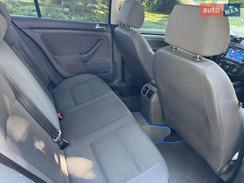 Хетчбек Volkswagen Golf 2005 в Києві