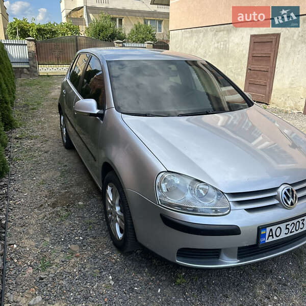 Хетчбек Volkswagen Golf 2005 в Ужгороді