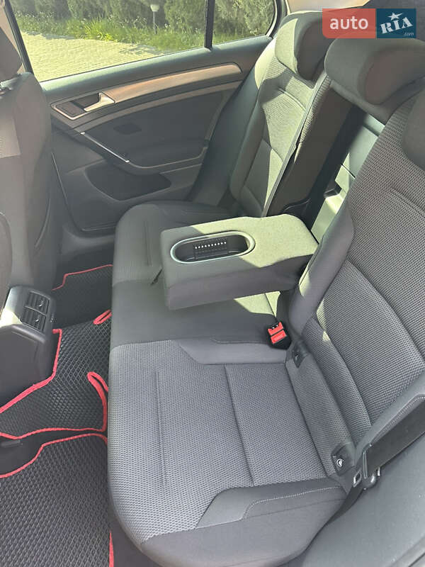 Хэтчбек Volkswagen Golf 2012 в Самборе