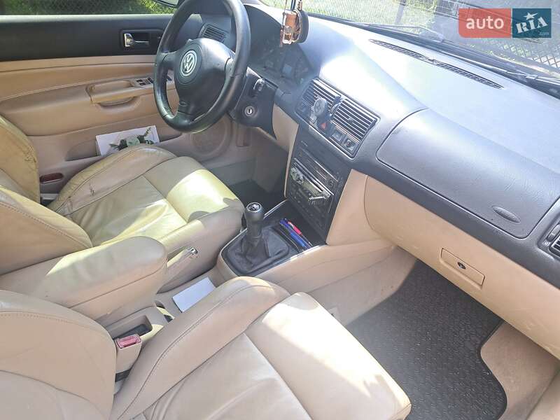 Хетчбек Volkswagen Golf 2002 в Львові