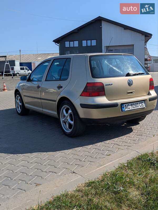 Хетчбек Volkswagen Golf 2001 в Луцьку