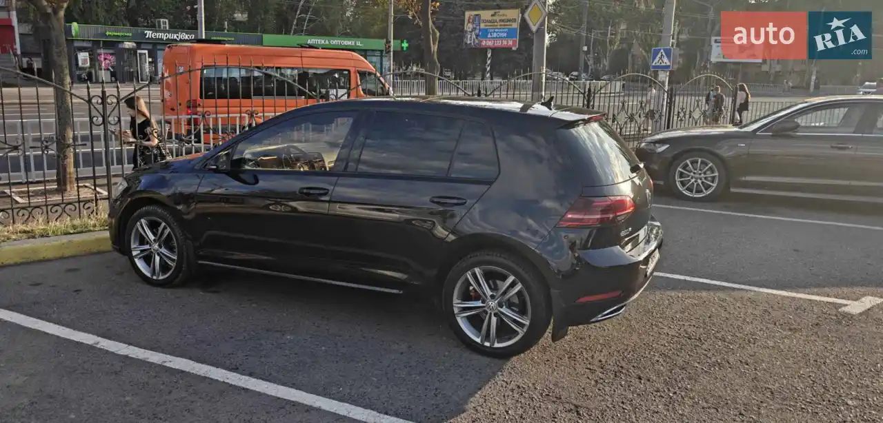 Продам автомобіль Volkswagen Golf 7, рестайлінг. (Зроблений у Німеччині)


Двигун 1.4, 150 кінських сил. Машина за рахунок своїх габаритів дуже маневрена і відносно швидка.
Стоїть коробка автомат DSQ200, ресурс зчеплення ще великий, працює без ривків і поштовхів дуже стабільно. Одна з найбільш вдалих автоматичних коробок передач.
У попередньому ТО (офіційний сервіс VW Кривий Ріг) замінено свічки, ремінь генератора. Замінено всі рідини, тосол, гальмівна рідина.
На 90000 зроблено планове ТО. Масло лилося тільки преміум.

Комплектація:
Люк з панорамою.
Підігрів керма та передніх сидінь, масаж спини водійського сидіння.
Клімат-контроль, охолоджує без нарікань.
Приладова панель цифрова, мультимедіа сенсорна.
Гума преміум класу GoodYear Vector 17 розмір. Всесезонна, немає сенсу міняти кожен сезон на шиномонтажі, гума відмінно працює в спеку і взимку.
Адаптивний автосвітло, передні фари перепаковані і не пітніють (на даний момент не пітніє тільки права, для лівої фари чекаю скло оригінал для заміни)
Задня камера, по колу парктроніки.
Запуск двигуна з кнопки, безконтактний ключ

Торг у капота

Частково покрита бронеплівкою.

Велике прохання: пропозиції від автоперекупників не цікавлять.