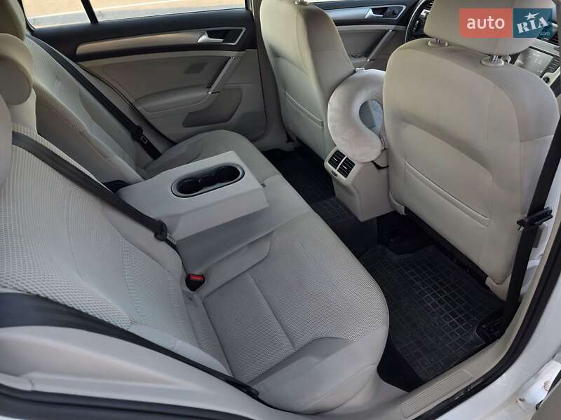 Універсал Volkswagen Golf 2015 в Тернополі