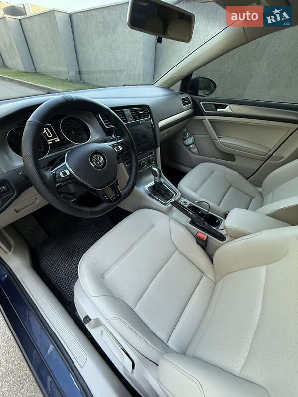 Хетчбек Volkswagen Golf 2015 в Дніпрі
