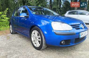 Хэтчбек Volkswagen Golf 2005 в 