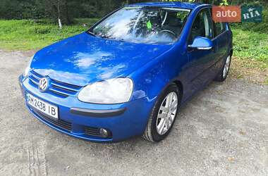 Хэтчбек Volkswagen Golf 2005 в 