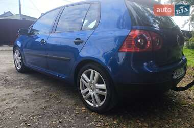 Хэтчбек Volkswagen Golf 2005 в 