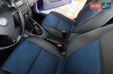 Хэтчбек Volkswagen Golf 2005 в 
