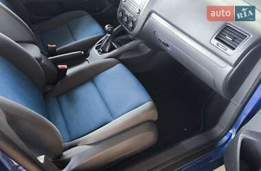 Хэтчбек Volkswagen Golf 2005 в 