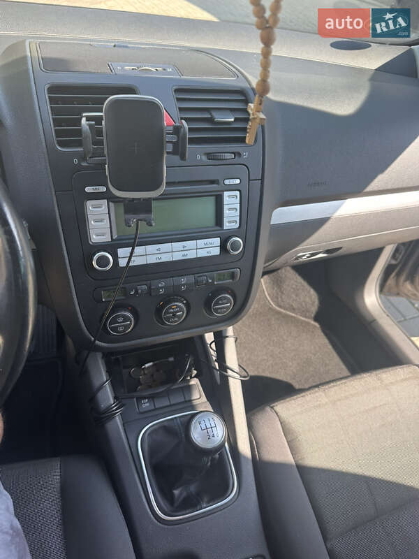 Хетчбек Volkswagen Golf 2006 в Білогородці