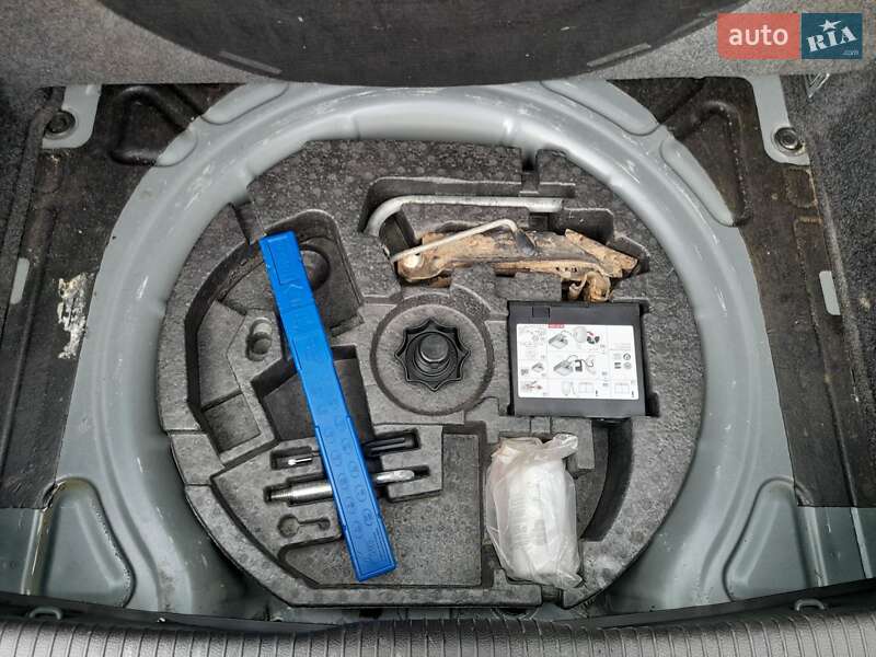 Хетчбек Volkswagen Golf 2005 в Луцьку