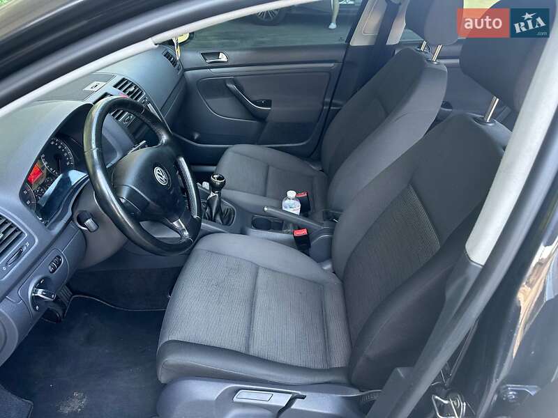 Хетчбек Volkswagen Golf 2005 в Покрові