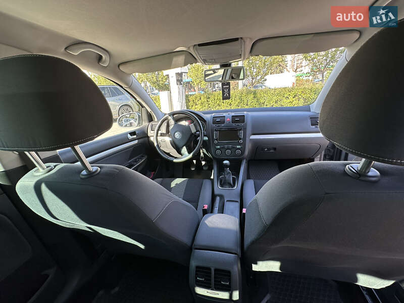 Хэтчбек Volkswagen Golf 2008 в Ужгороде