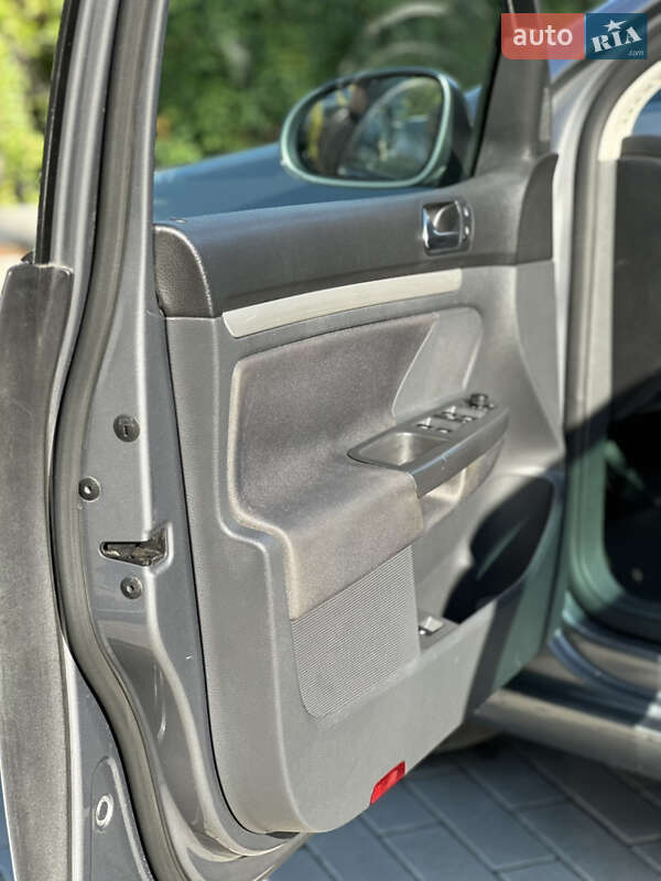 Хэтчбек Volkswagen Golf 2008 в Ужгороде