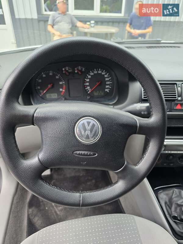 Універсал Volkswagen Golf 2003 в Сумах