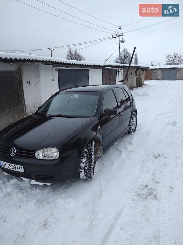 Хэтчбек Volkswagen Golf 2001 в Овруче