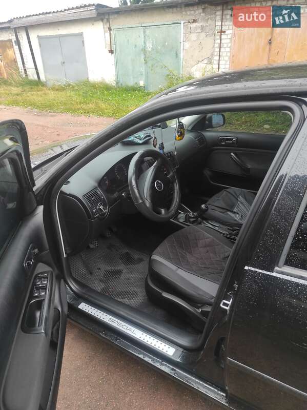 Хэтчбек Volkswagen Golf 2001 в Овруче