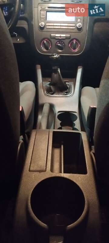 Хэтчбек Volkswagen Golf 2005 в Рахове