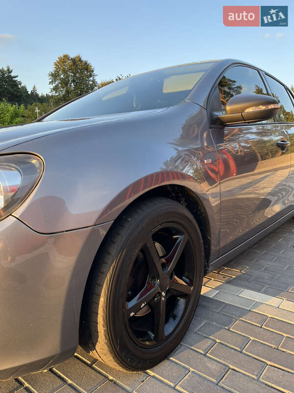 Хэтчбек Volkswagen Golf 2010 в Львове