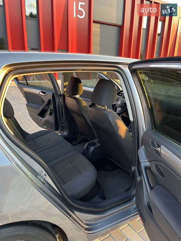 Хэтчбек Volkswagen Golf 2010 в Львове