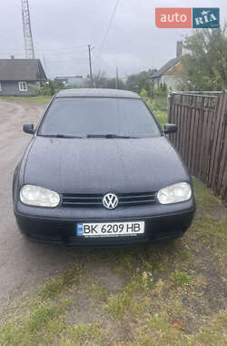 Хэтчбек Volkswagen Golf 2001 в Сарнах