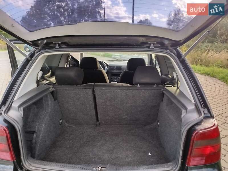 Хэтчбек Volkswagen Golf 2001 в Стрые