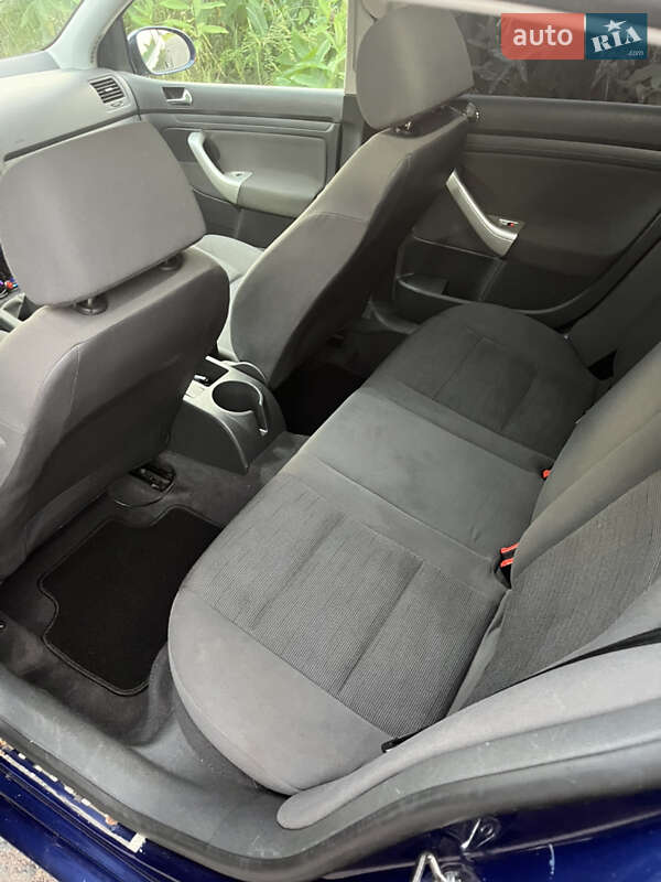 Хэтчбек Volkswagen Golf 2004 в Луцке