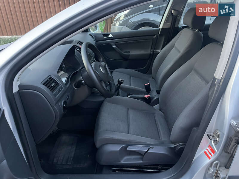 Хетчбек Volkswagen Golf 2004 в Охтирці