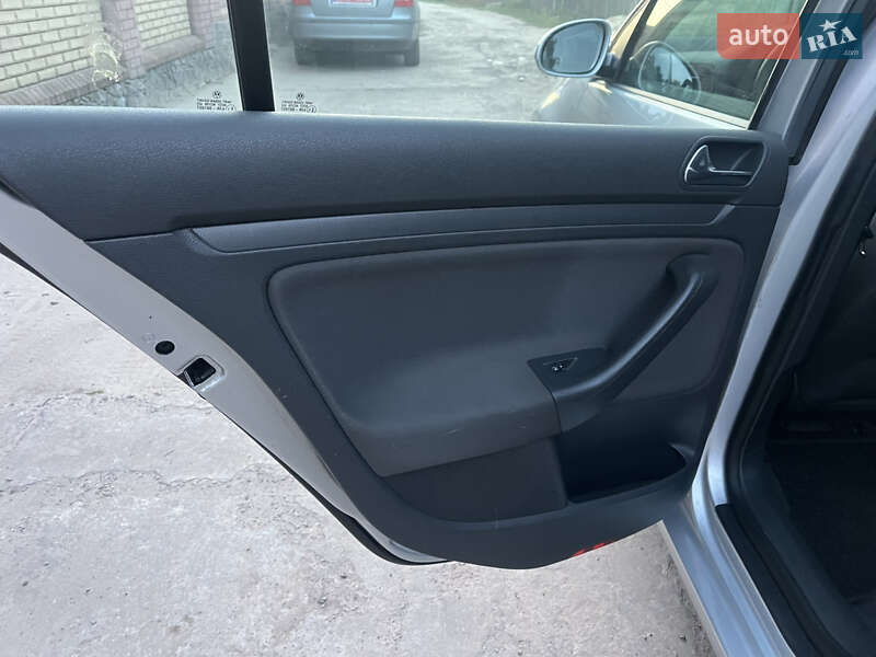 Хетчбек Volkswagen Golf 2004 в Охтирці