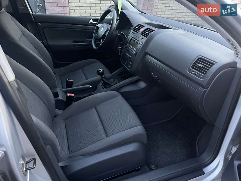 Хетчбек Volkswagen Golf 2004 в Охтирці