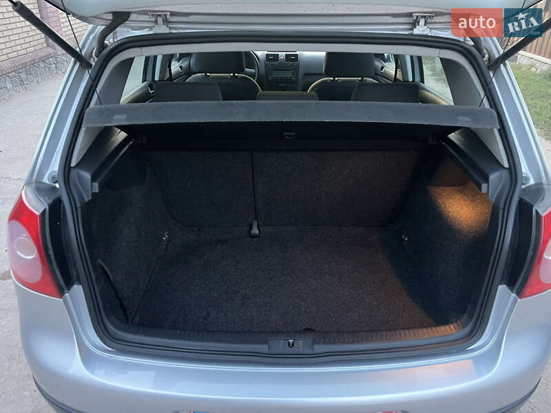 Хетчбек Volkswagen Golf 2004 в Охтирці