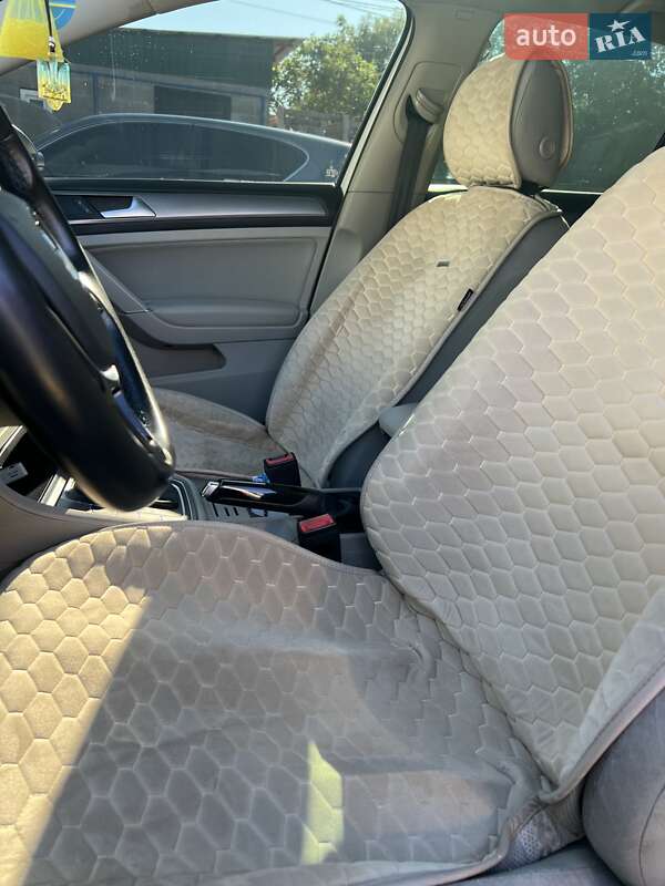 Хетчбек Volkswagen Golf 2015 в Києві