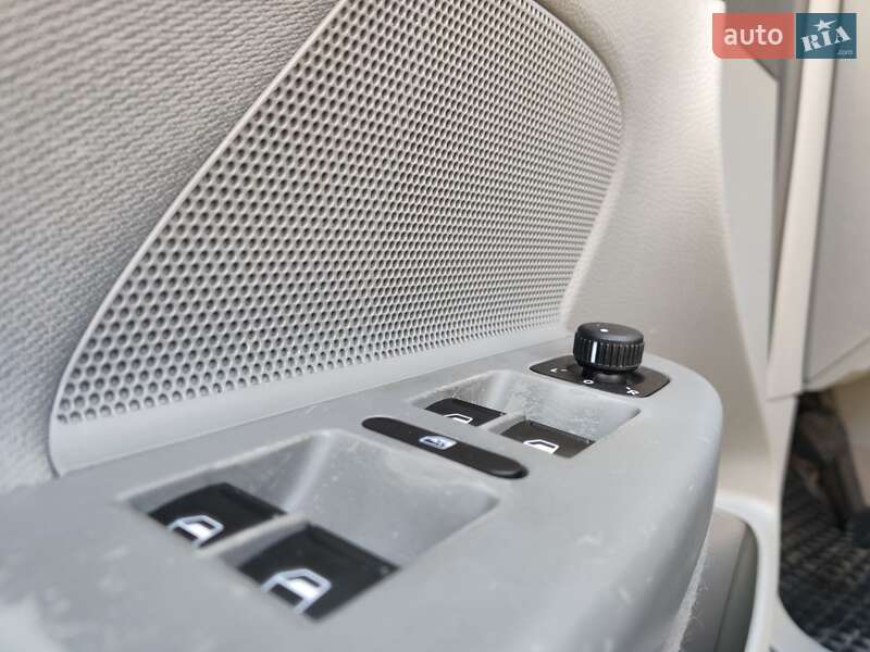 Хэтчбек Volkswagen Golf 2004 в Нововолынске