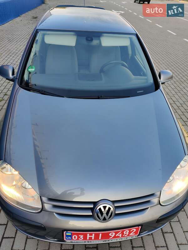 Хэтчбек Volkswagen Golf 2004 в Нововолынске