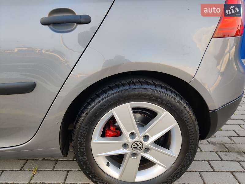 Хэтчбек Volkswagen Golf 2004 в Нововолынске