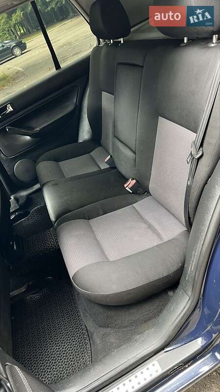 Хэтчбек Volkswagen Golf 2001 в Казатине