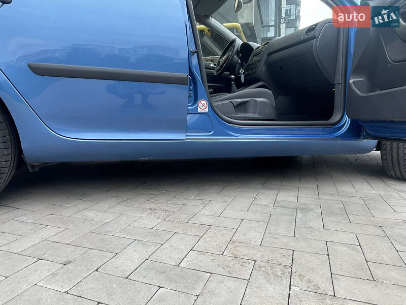 Хетчбек Volkswagen Golf 2004 в Житомирі