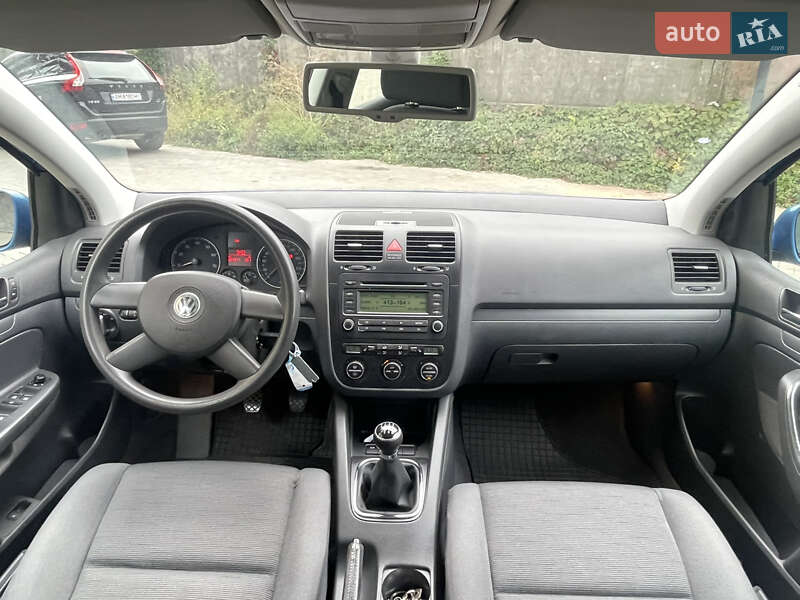 Хетчбек Volkswagen Golf 2004 в Житомирі