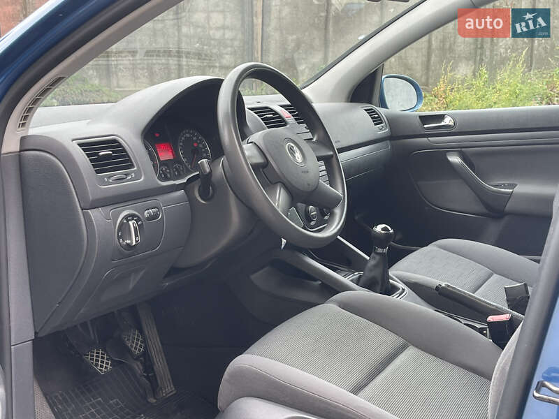 Хетчбек Volkswagen Golf 2004 в Житомирі