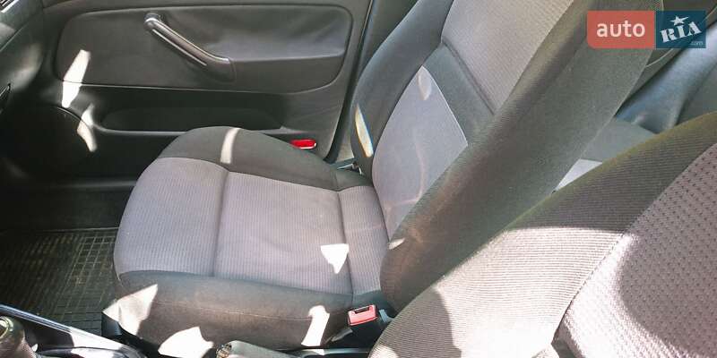 Універсал Volkswagen Golf 2001 в Шепетівці