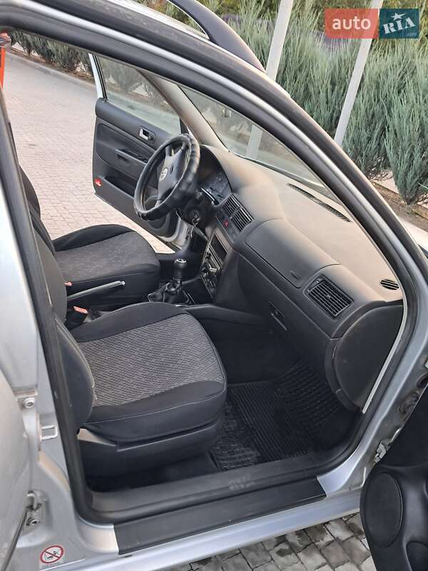 Универсал Volkswagen Golf 2001 в Полтаве