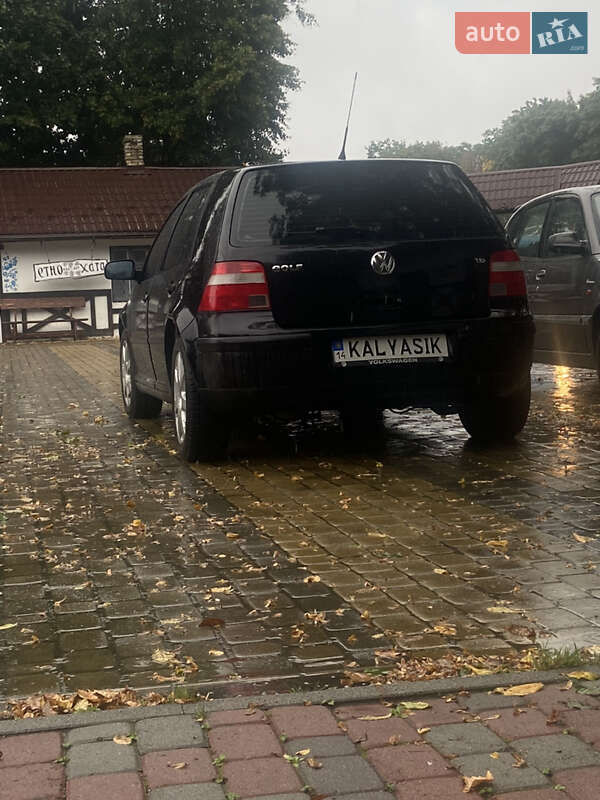 Хэтчбек Volkswagen Golf 2003 в Городке