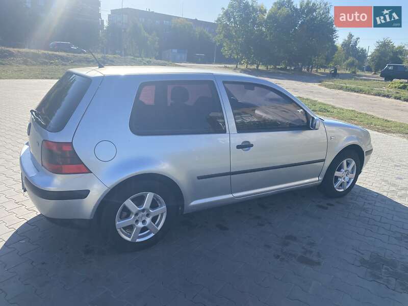 Хэтчбек Volkswagen Golf 2001 в Ватутино