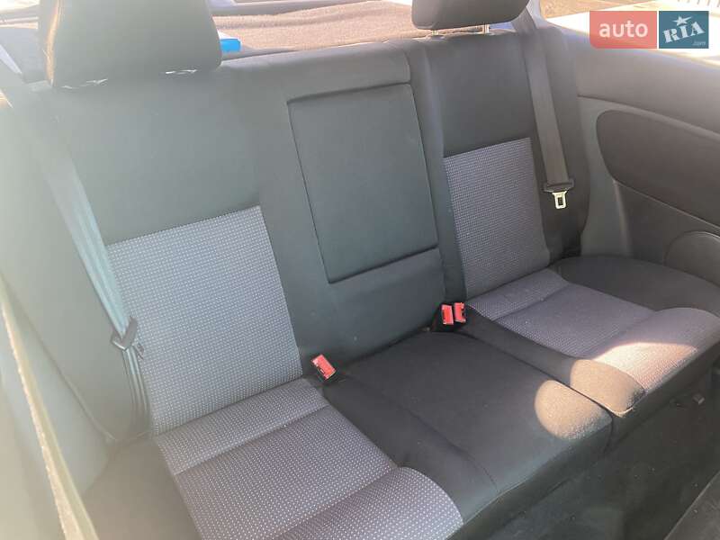 Хэтчбек Volkswagen Golf 2001 в Ватутино