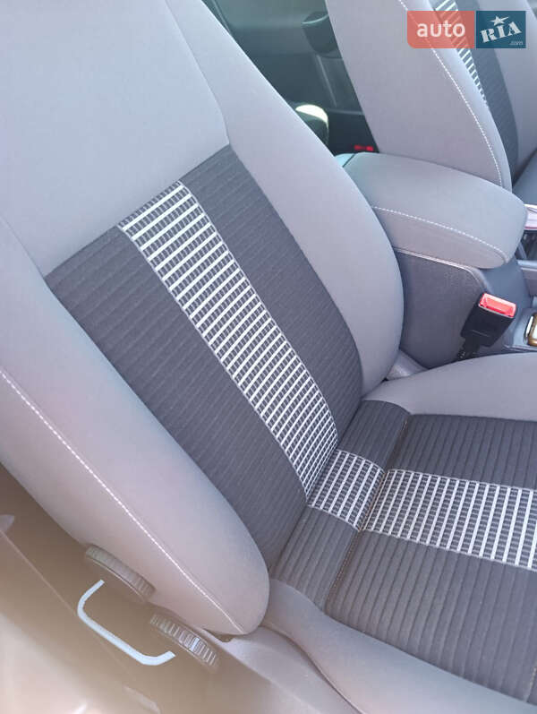 Хетчбек Volkswagen Golf 2009 в Сумах